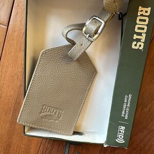NWT Roots Taupe Leather Travel Tag And Passport Holder